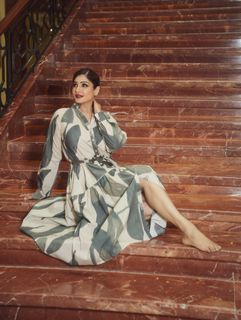 Raveena Tandon feet photo thumbnail