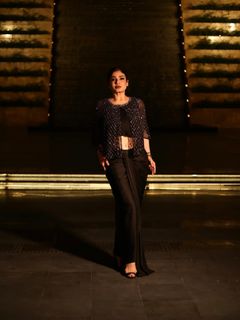 Raveena Tandon feet photo thumbnail