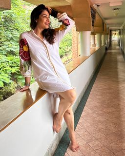 Raveena Tandon feet photo thumbnail