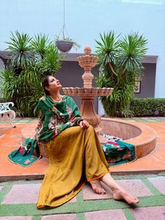 Raveena Tandon feet photo thumbnail