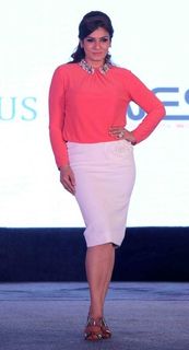 Raveena Tandon feet photo thumbnail