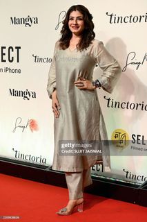 Raveena Tandon feet photo thumbnail