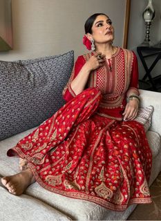 Raveena Tandon feet photo thumbnail