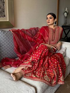 Raveena Tandon feet photo thumbnail