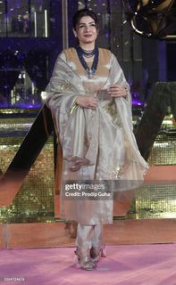Raveena Tandon feet photo 1