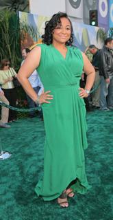Raven-Symoné feet photo thumbnail