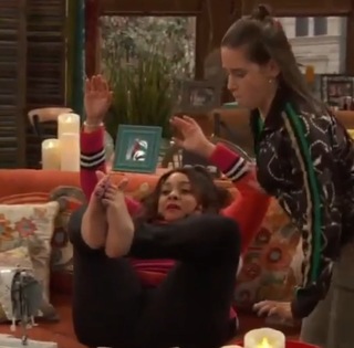 Raven-Symoné feet photo thumbnail