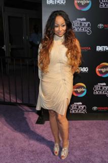 Raven-Symoné feet photo thumbnail