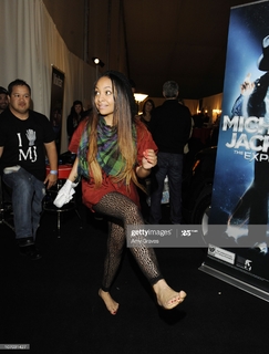 Raven-Symoné feet photo thumbnail