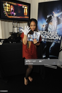 Raven-Symoné feet photo thumbnail