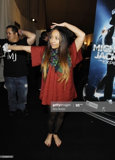 Raven-Symoné feet photo thumbnail
