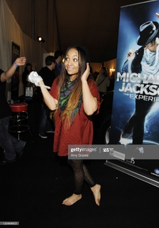 Raven-Symoné feet photo thumbnail