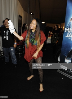 Raven-Symoné feet photo thumbnail