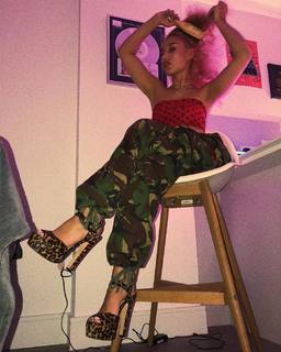 Raye feet photo thumbnail