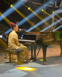 Raye feet photo thumbnail