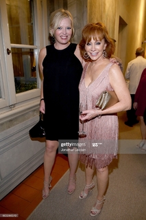 Reba McEntire feet photo thumbnail