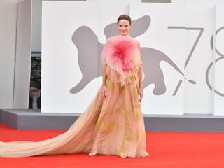 Rebecca Ferguson feet photo thumbnail