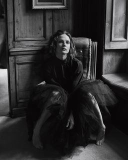 Rebecca Ferguson feet photo thumbnail