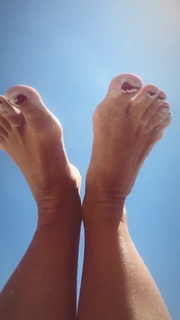 Rebecca Gayheart feet photo thumbnail