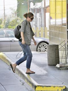 Rebecca Gayheart feet photo thumbnail