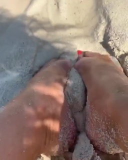 Rebecca Gayheart feet photo thumbnail