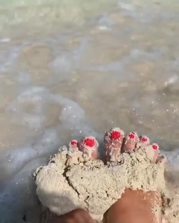 Rebecca Gayheart feet photo thumbnail