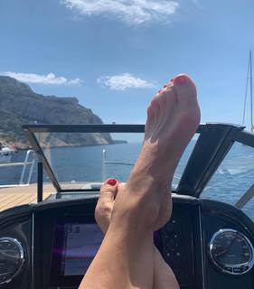 Rebecca Hampton feet photo 1