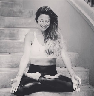 Rebecca Loos feet photo thumbnail