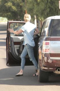 Rebecca Romijn feet photo thumbnail