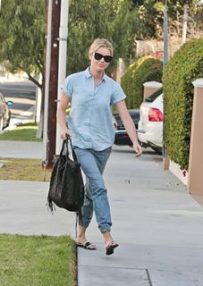 Rebecca Romijn feet photo thumbnail