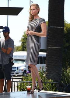 Rebecca Romijn feet photo thumbnail