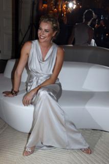 Rebecca Romijn feet photo thumbnail