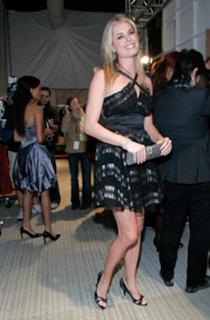 Rebecca Romijn feet photo thumbnail