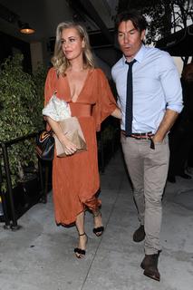 Rebecca Romijn feet photo thumbnail