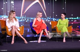 Rebecca Romijn feet photo thumbnail