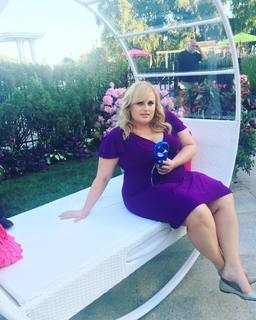 Rebel Wilson feet photo thumbnail