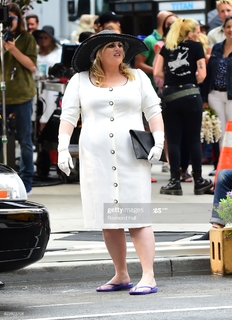 Rebel Wilson feet photo thumbnail