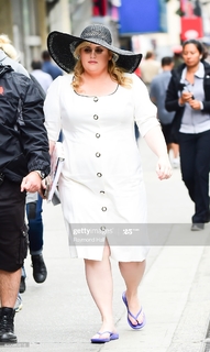 Rebel Wilson feet photo thumbnail