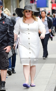 Rebel Wilson feet photo thumbnail