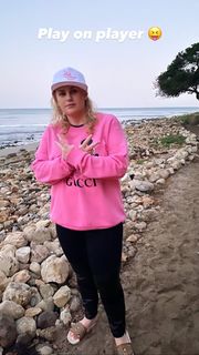 Rebel Wilson feet photo thumbnail