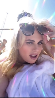 Rebel Wilson feet photo thumbnail