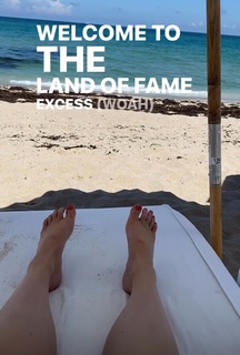 Rebel Wilson feet photo thumbnail