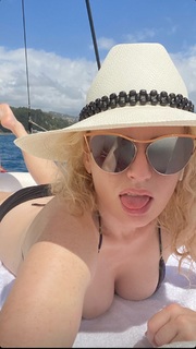 Rebel Wilson feet photo thumbnail