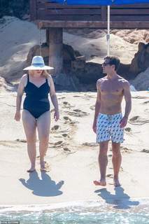 Rebel Wilson feet photo thumbnail
