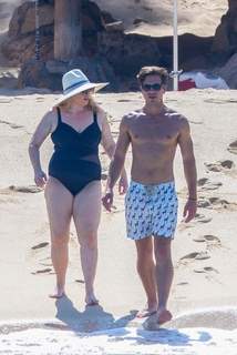 Rebel Wilson feet photo thumbnail