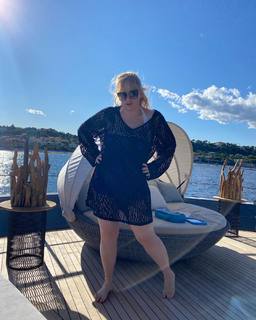 Rebel Wilson feet photo thumbnail