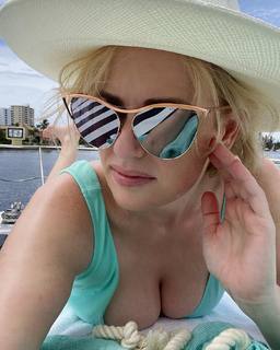 Rebel Wilson feet photo thumbnail