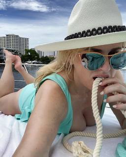 Rebel Wilson feet photo thumbnail