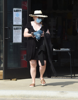 Rebel Wilson feet photo thumbnail