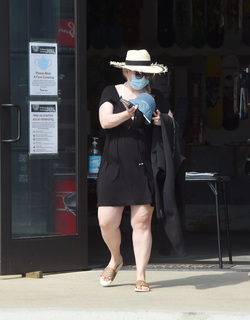 Rebel Wilson feet photo thumbnail